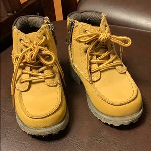 Boys size 6 toddlers shoe/boots